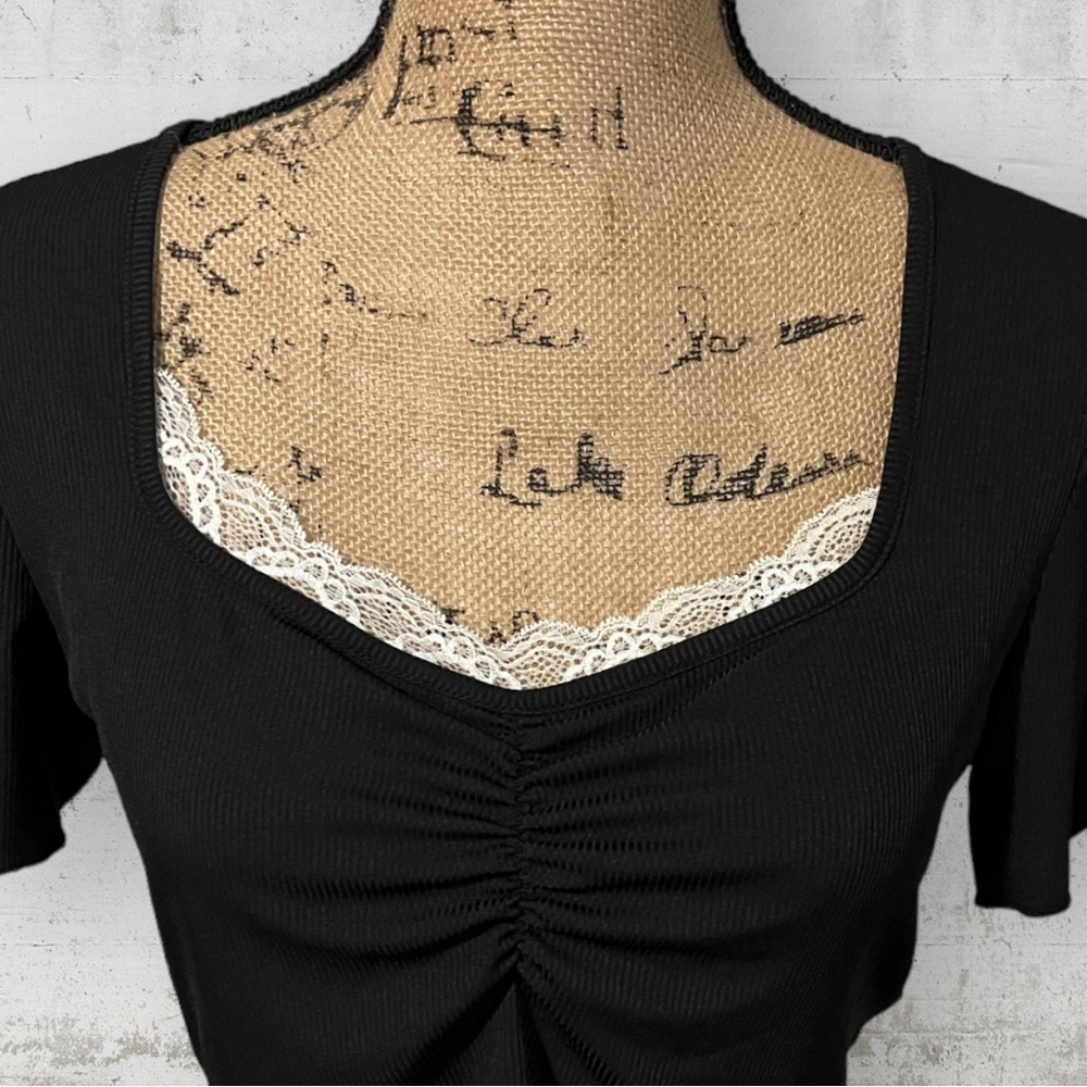 ROMWE Black Contrast Lace Ruched Ribbed Crop Tee - Picture 5 of 7